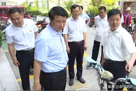 崔洪刚督导全国文明城市创建工作，带头参加志愿服务行动图片