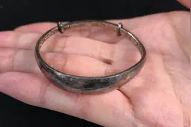 银首饰发黑别再用牙膏洗了，一个简单方法，用它泡一泡明亮如新图片