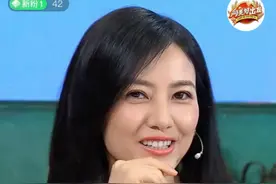 高圆圆老的很有自然美，虽嘴角下垂但笑纹有亲和感，更像俞飞鸿了图片