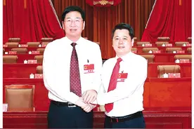 市五届人大六次会议举行第二次全体会议 补选李楚为桂林市市长图片