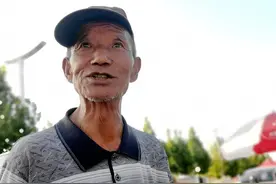 78岁老人赶集摆摊一天只挣三十元，为的是养活自己图片