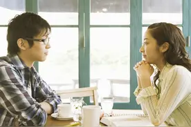 已婚女人想和婚外的男人有情，会主动说起这三件事图片