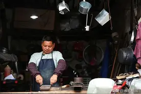 老街传来叮当声，这里还有人在“打白铁”图片