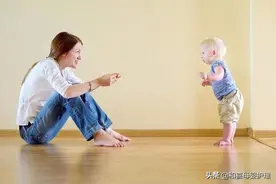 婴儿走路早好还是晚好？图片