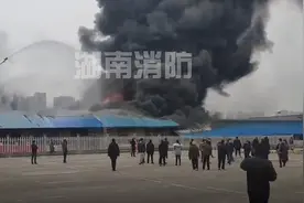 突发！长沙汽车南站过渡站一仓库出现火情图片