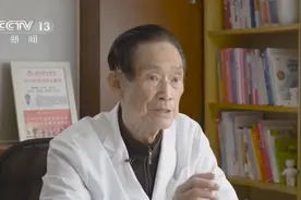 这是一双90岁医生的手：每月完成近百台手术 皮薄如纸却拯救了无数患者图片