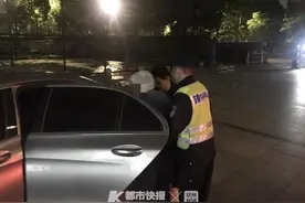 杭州一九旬老太为何凌晨坐在马路上？原因让人泪目图片