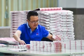 探秘印钞厂，一张纸变钞票要一个月，工人身处钱海不敢带走一分钱图片