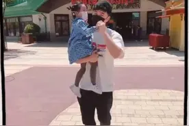 陈赫带孩子逛游乐园，3岁安安要玩具赖着不走，父女同框喜感十足图片