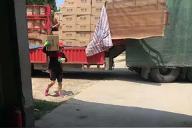 感动：山东女子为救丈夫一天打两份工，省吃俭用仍难应对治疗费用图片