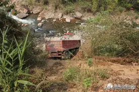 货车翻坠山谷  众人合力救援图片
