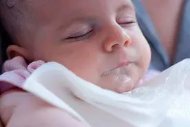 宝宝吐奶怎么办？找准原因才能“对症下药”，5个小妙招解决问题图片