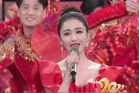 佟丽娅春晚开场惊艳四座，戴50万钻石高贵典雅，脸只有巴掌大小图片