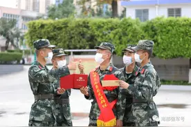 啥情况？政法委副书记上门为3名武警战士戴上大红花图片