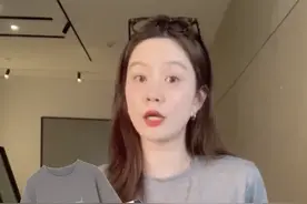 37岁阿姨亲身示范，同件T恤搭出两种不同效果，大妈和少女的区别图片