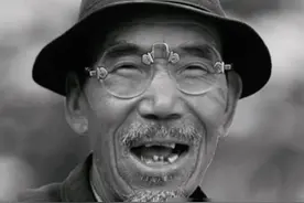 《变形计》爷爷去世：有的人一生下来就是泡在苦水里的，哪有甜味图片