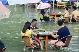 在农村，有的人整天喝酒打牌唠家常，但从来不缺钱花，为啥？图片