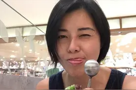 47岁蒙嘉慧罕见开直播，老公郑伊健现身支持，露出肚腩被笑幸福肥图片