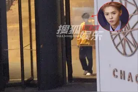 鹿晗餐后不忘打包，和关晓彤又穿情侣装，网友：快3年了还这么甜图片