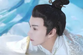 汉服博主发视频装韩国人，文案姓名皆用韩文，被骂为了流量扔骨气图片