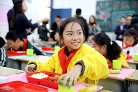 春节后郑州二七区中小学配餐全覆盖！首批六所试点学校，学生最爱红烧肉视频封面