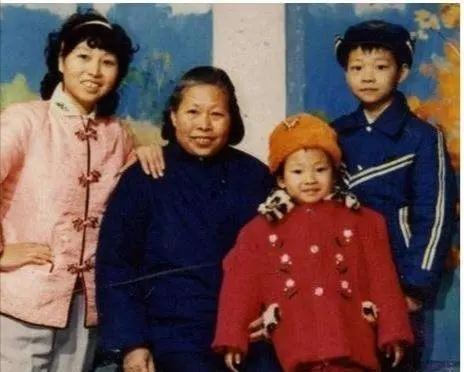 柳岩什么时候进入演艺圈的（借胸上位被迫进入娱乐圈性感女神柳岩的成名历程）