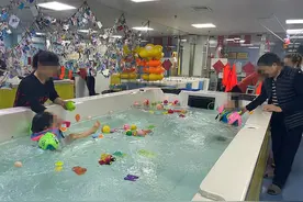 家长别盲目跟风！专家：应禁止三个月以内的婴幼儿游泳图片