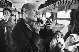 摄影师镜头下的中国人在火车上旅行的形象，真是可爱又惹人喜爱图片