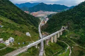 贵州为什么发展快？从这条铁路就能看到了，它是贵州第一条高铁图片