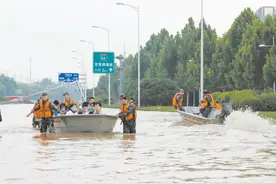 人民子弟兵持续奋战抗洪一线 帮助受灾群众恢复生产生活秩序图片