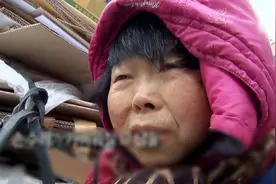韩国捡垃圾的怪阿姨，每天工作17个小时持续20年，原因令人心酸图片