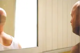 小伙起床照镜子，可镜子里看不到自己的脸，原来后面藏着东西