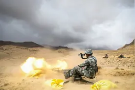 02式高射机枪射手为何坐在枪上射击 威力大 一般的轻武器打不了它图片