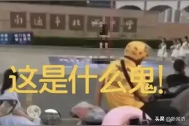 迷之操作！女子在中学门口大跳钢管舞引众人围观，这是为啥？图片