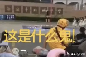 迷之操作！女子在中学门口大跳钢管舞引众人围观，这是为啥？图片