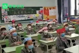 超萌！杭州小学生戴自制“一米帽”复课，网友：趣味十足不刻板图片