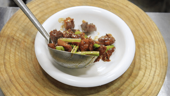 一罐啤酒，半只鸭子，做法据说源自清朝，鸭肉不柴不腥，咸香入味