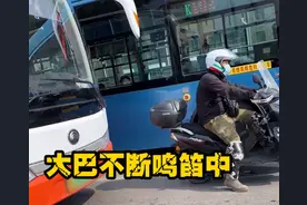 山东济南：路口大巴鸣笛声不断，前面摩托车岿然不动，谁对谁错？图片