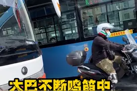 山东济南：路口大巴鸣笛声不断，前面摩托车岿然不动，谁对谁错？图片