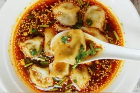 春天，用野菜包饺子，韭菜芹菜都要靠边站，鲜美多汁比肉馅香图片