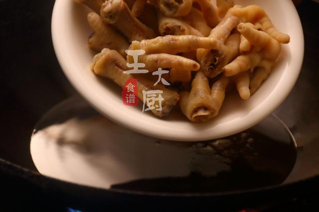 鸡爪可以这样做，豉汁蒸鸡爪，简单省事又好吃，用来下酒很不错