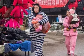 农村人喜欢穿睡衣上街，专家说有伤风雅，农民的回答专家无言以对图片