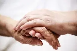 母亲要让养女继承百万拆迁款，四个亲生子女急了：“亲生的不给要给外人，凭什么！”图片