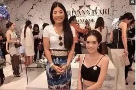 与泰国公主合照必须下跪？李连杰单膝优雅，范冰冰做法霸气图片
