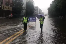 石家庄：积水深近40厘米，排险人员打开雨水井排水图片