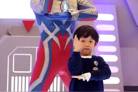 你相信光吗，幸福是什么，是看奥特曼打小怪兽图片