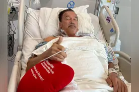 73岁施瓦辛格做心脏手术，康复后街道散步，网友：终结者的身体图片