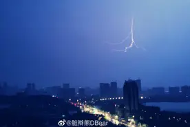 电闪雷鸣+狂风暴雨+冰雹预警，今天凌晨，你被叫醒了吗？图片