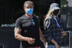 74岁史泰龙手臂青筋暴起，胸肌大到衣服都遮不住，网友：老当益壮图片