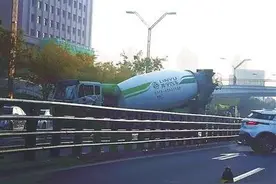 隔离护栏被撞断30米！水泥罐车肇事导致严重拥堵图片